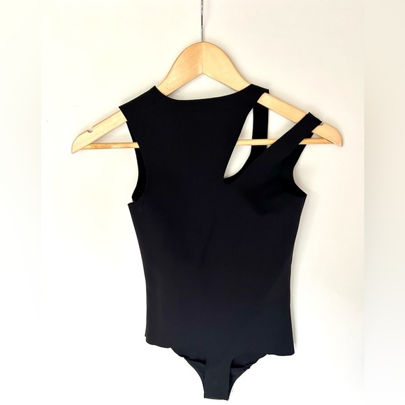 Commando Sleeveless Banded
Cutout Seamless Bodysuit Top Black
Size XS revolve - Picture 5 of 8
